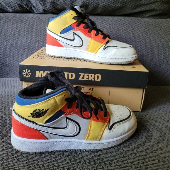 NIKE Air Jordan AJ1 Mid SE - Boys' Grade School  Size 6Y - Picture 15 of 16